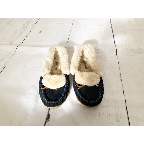 Shoes - Minnetonka Blue Slippers Shoes Size 9